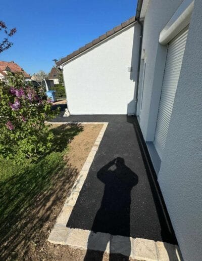 coté maison avec enrobé et bordure finalisé