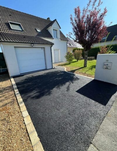 terrain fini avec enrobé devant le garage