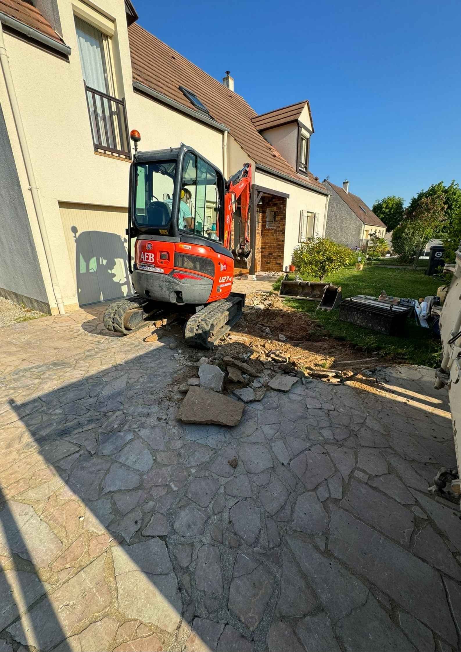 terrassement de l'ancien revêtement devant la maison
