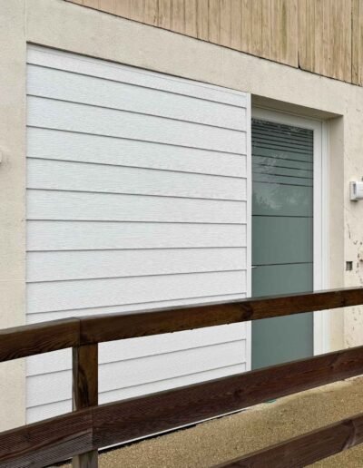 porte apres travaux avec bardage pvc imitation bois