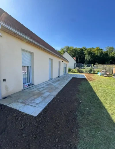 Début de pose des dalles sur terrasse à Coltinville