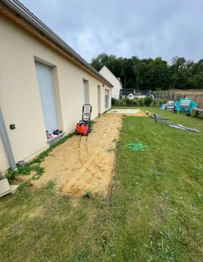 Nivellement du sol avant pose des dalles à Coltinville
