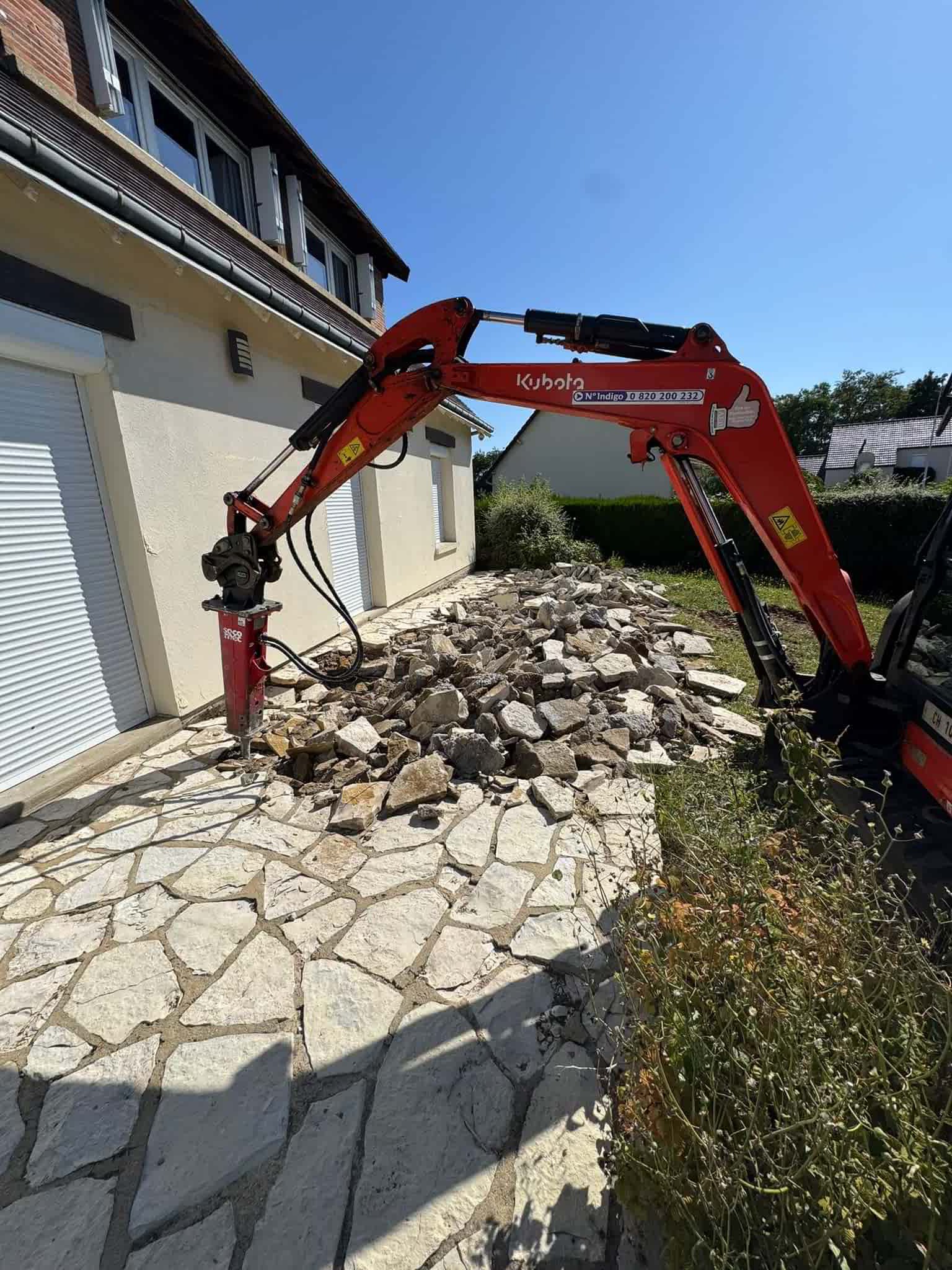Pelleteuse cassant la vieille dalle et l’escalier début de démolition – Chartres Pelleteuse cassant la vieille dalle et l’escalier début de démolition – Chartres