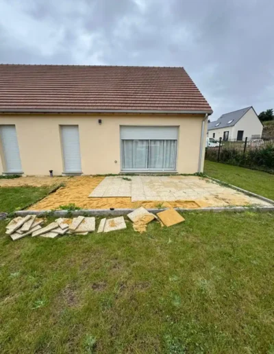 Pose du lit de sable et début de dallage terrasse à Coltinville