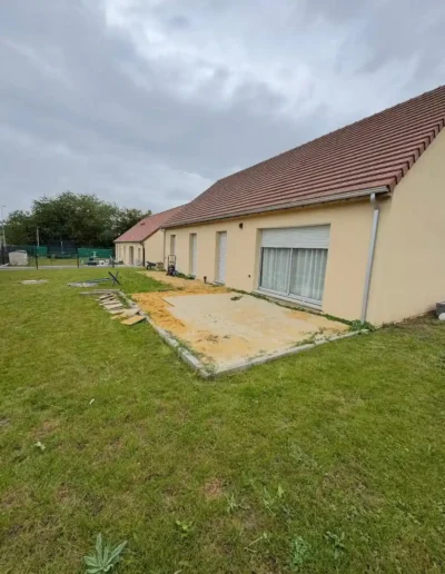 Préparation du terrain pour la terrasse à Coltinville – vue d’ensemble