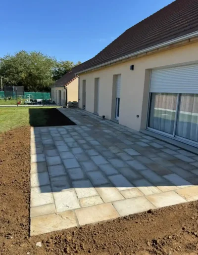 Terrasse en dalles terminée avec finitions à Coltinville