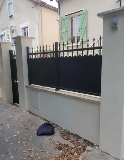 Aménagement extérieur complet mur de clôture fini, piliers enduits et portail coulissant motorisé