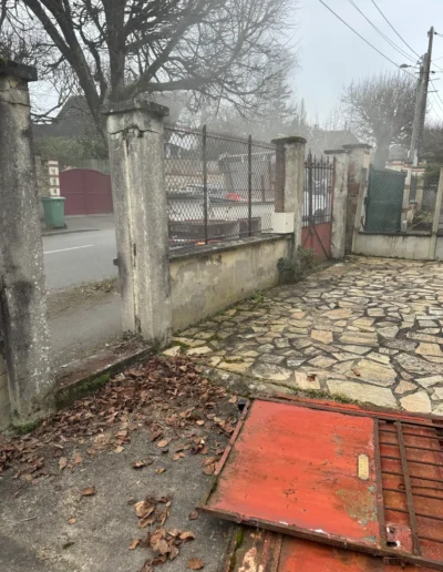 Détail ancienne maçonnerie brique et pilier béton endommagé avant reconstruction du mur