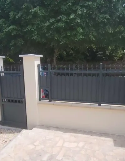 Façade rénovée avec mur de clôture sur muret et brise-vue métallique design à Rambouillet