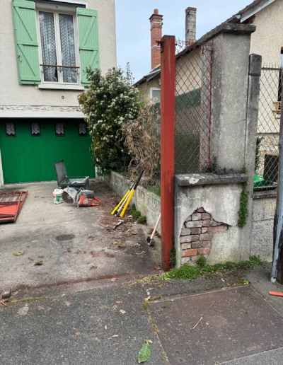 Intérieur cour avant travaux piliers de portail abîmés et ancienne clôture grillagée à remplacer