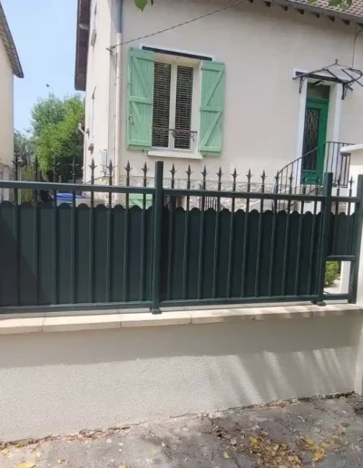 Nouveau mur de clôture maçonné enduit beige avec grille anthracite moderne réalisé par JVCTP