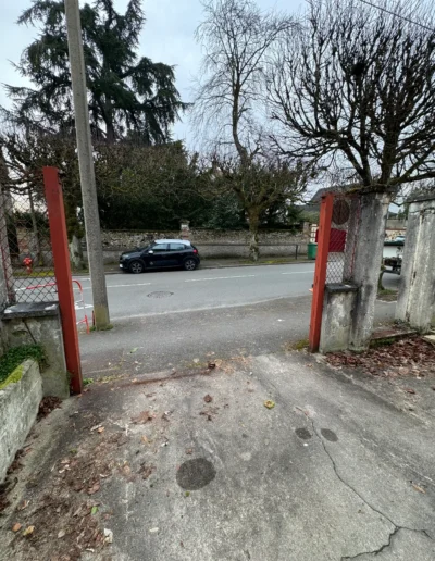 entrée de voiture sans portail avec de vieux pilliers rouilles