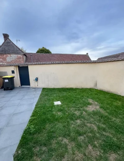 Jardin et mur de clôture existant avant ouverture pour installation de portail coulissant