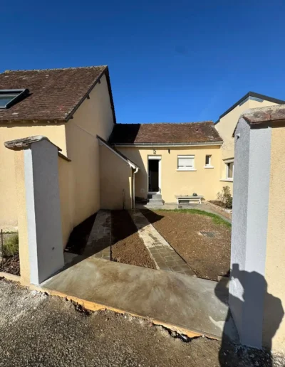 Longrine béton (seuil) et ouverture de mur prête pour la pose d'un portail coulissant