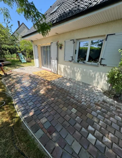 Aménagement terrasse pavé moderne aux Essarts-le-Roi avec motifs nuancés et formes organiques