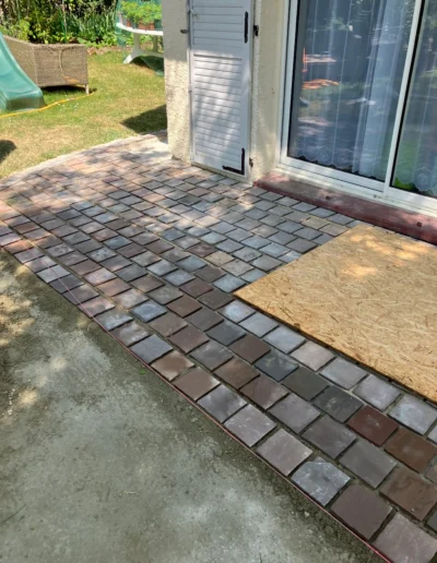 Détail pose terrasse en pavé sur sable alignement et nuances de couleurs grises beiges