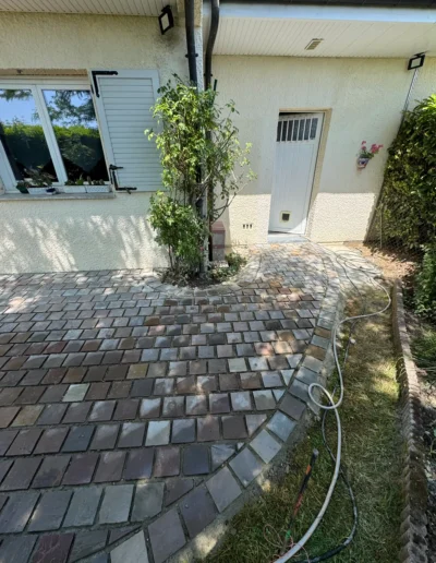 Pose pavés sur sable avec découpe précise autour d'un arbre existant et joints sablés