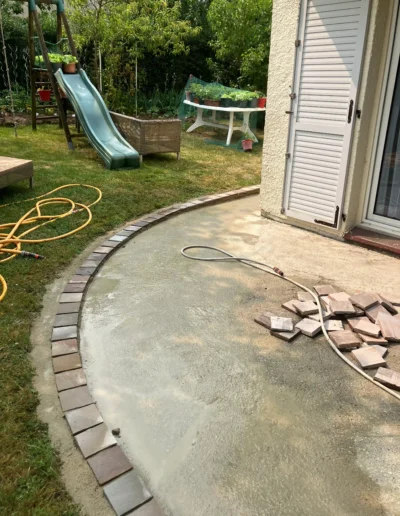 Pose pavés sur sable avec découpe précise autour d'un arbre existant et joints sablés
