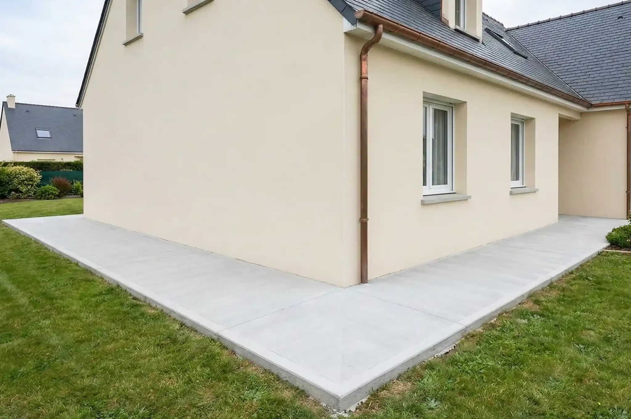 Trottoir périphérique en béton autour d'une maison pour protéger les fondations jvctp Trottoir périphérique en béton autour d'une maison pour protéger les fondations jvctp