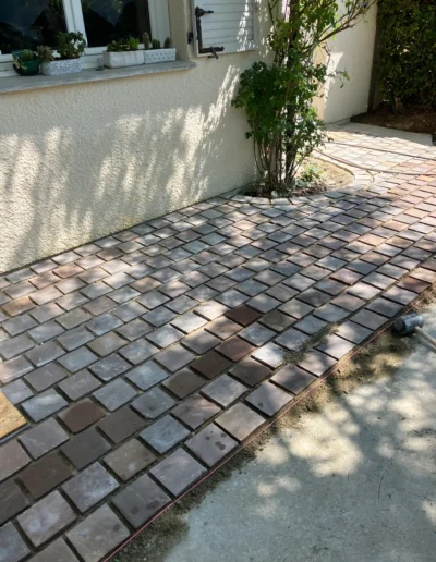 pavage de terrasse sur lit de sable avant finition de bordure
