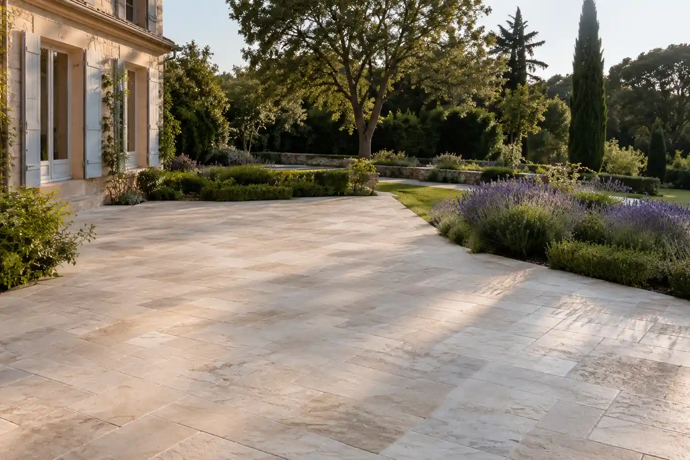 terrasse exterieure avec revetement en pierre naturelle claire anti chaleur pose par JVCTP