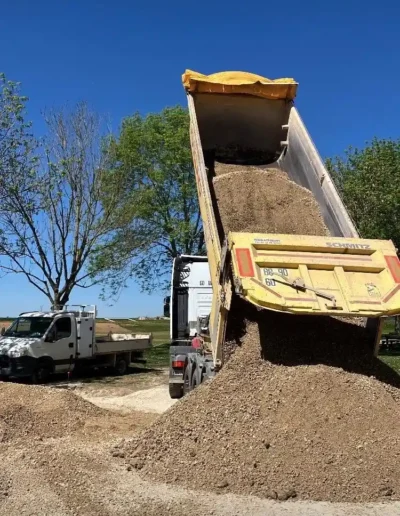 camions approvisionnement enrobe chantier communal